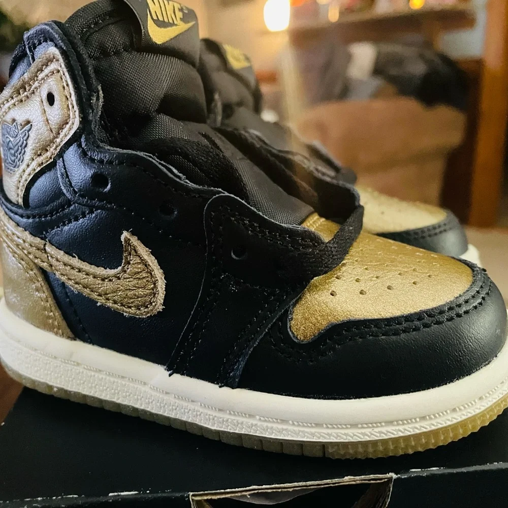 JORDAN 1 RETRO HIGH OG (TD) 5c
BLACK/METALLIC GOLD-SAIL
NOIR/VOILE/OR METALLIQUE - Picture 2 of 8